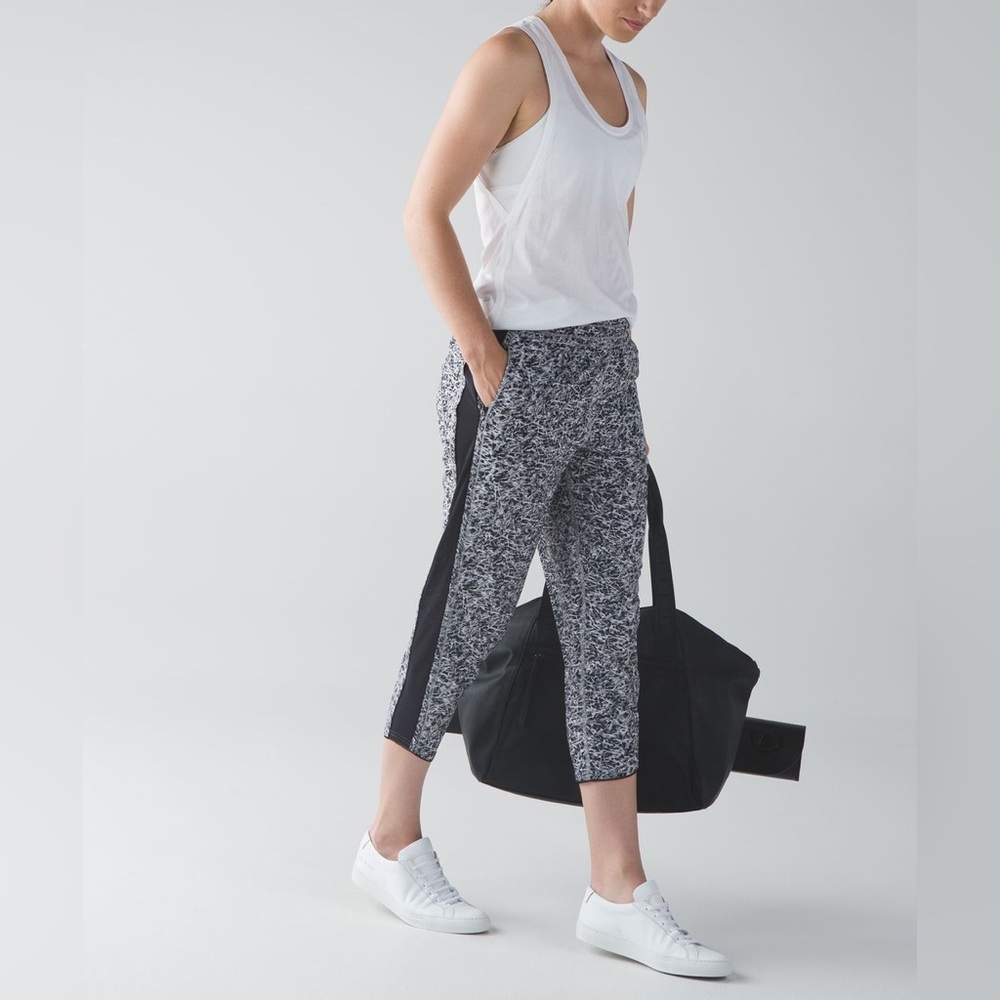 Lululemon For Love Crop jogger Mini Ripple White Seal Grey / Black size 10